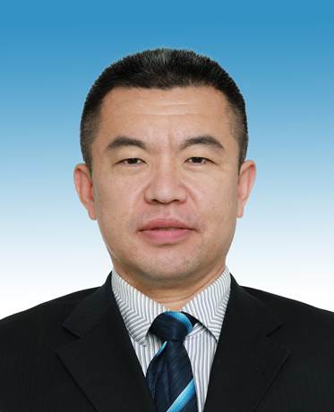 穿着西装笔挺的男子描述已自动生成