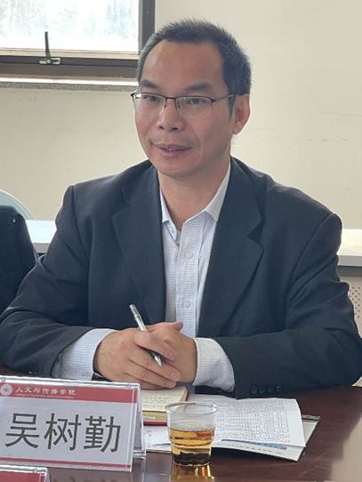 穿着西装笔挺的男子手里拿着书AI 生成的内容可能不正确。
